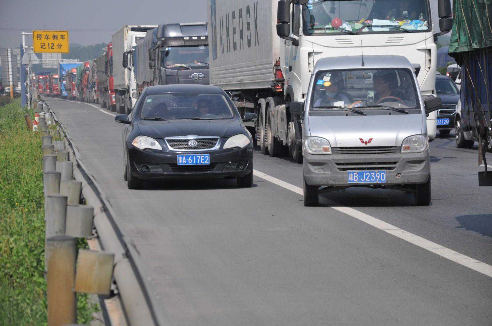 曝光！115辆车占用应急车道被拍