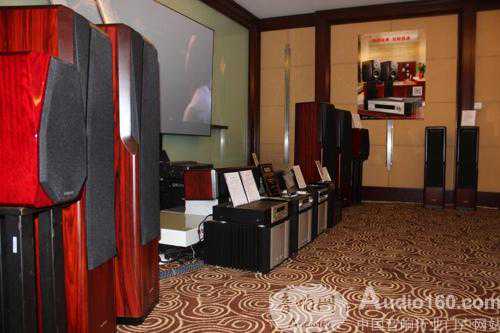 电视没法比 1080p高清家用投影机推荐