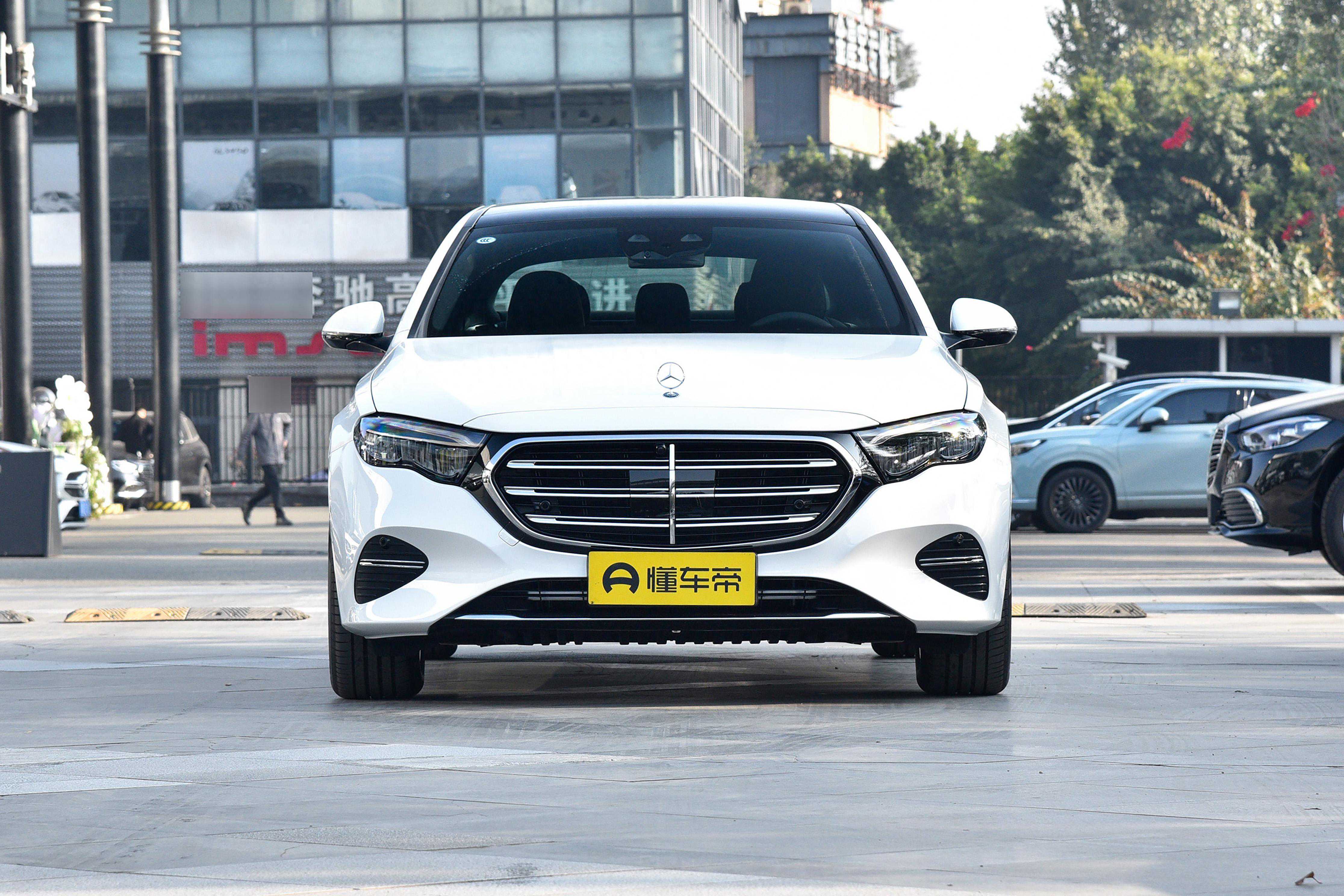 全新奔驰E级上市，售44.9万起，三屏布局+8295芯片，考虑吗？