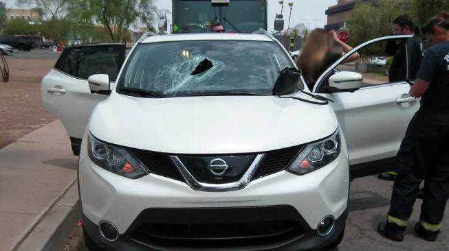 死里逃生！美国一女子公路上开车时被飞来金属杆插中汽车