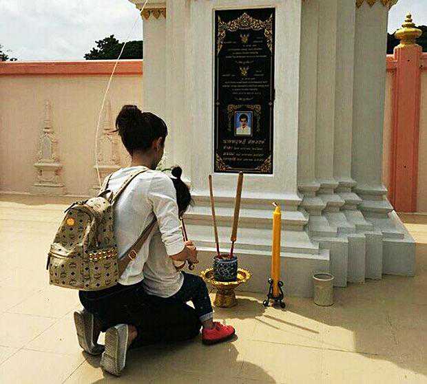 已故泰男星Por的佛塔遭破坏后已修好 妻女请高僧举办安魂仪式
