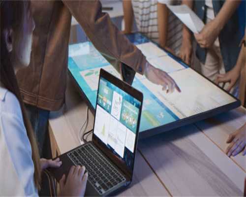 男子挡在收割机前面阻止割麦，影响他们收草赚钱，网友：欺行霸市