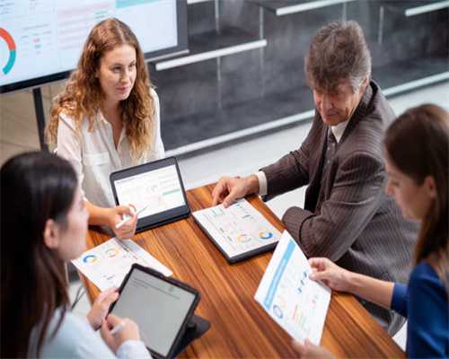 世界最大集装箱船，长400米排水量64万吨，能装下5个福特号航母