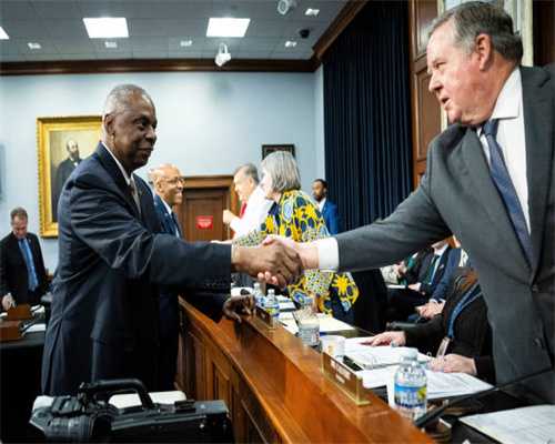 自动驾驶出租车，何时“跨出”测试区“驶向”你我？