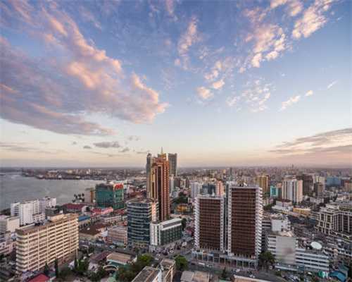 首批出港捕鱼船满载而归 海鲜物美价廉 市场购销两旺