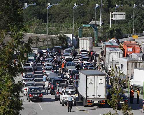 马来西亚文德甲华人新义山泥壁崩塌 压及8座坟墓